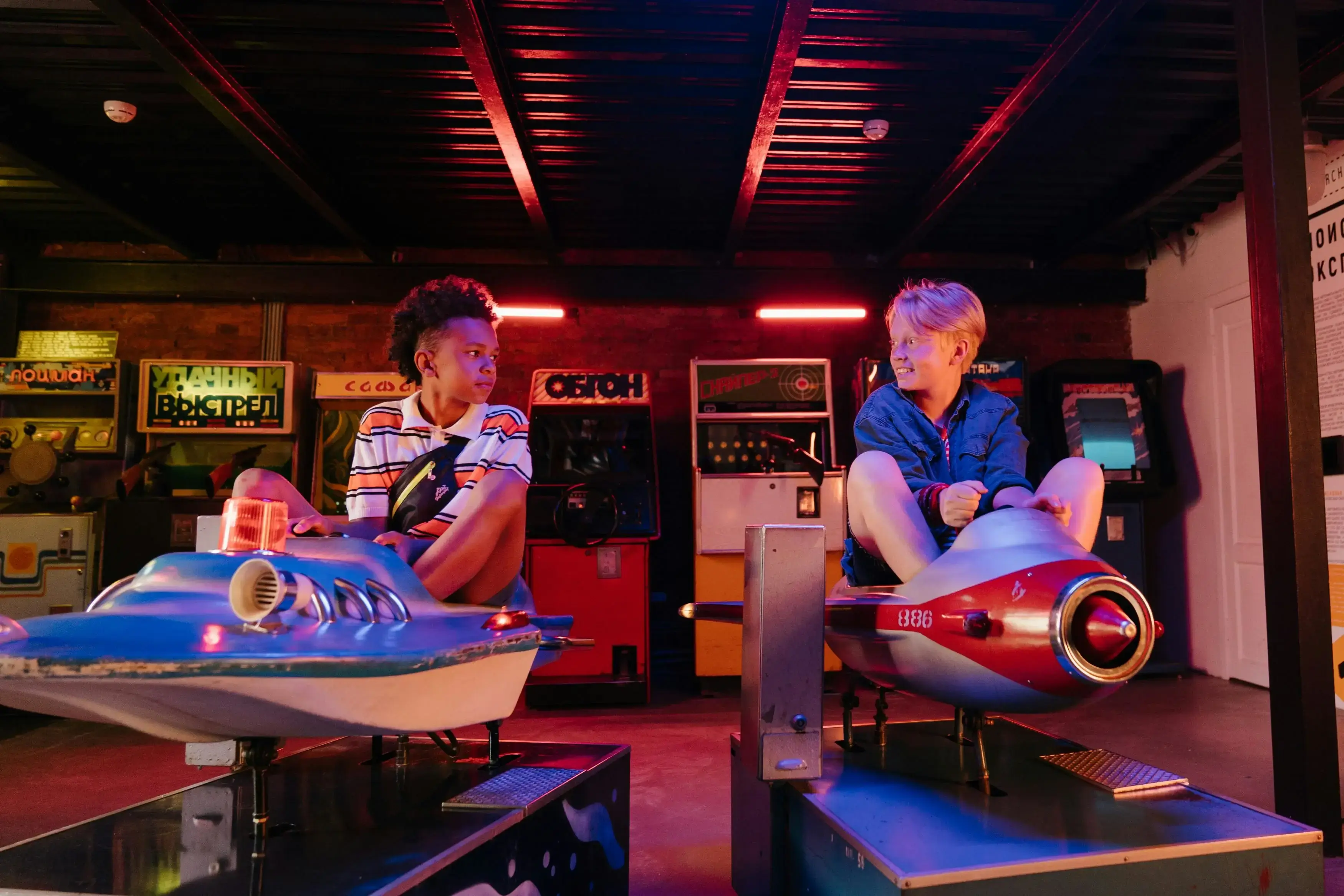 kids-playing-arcade